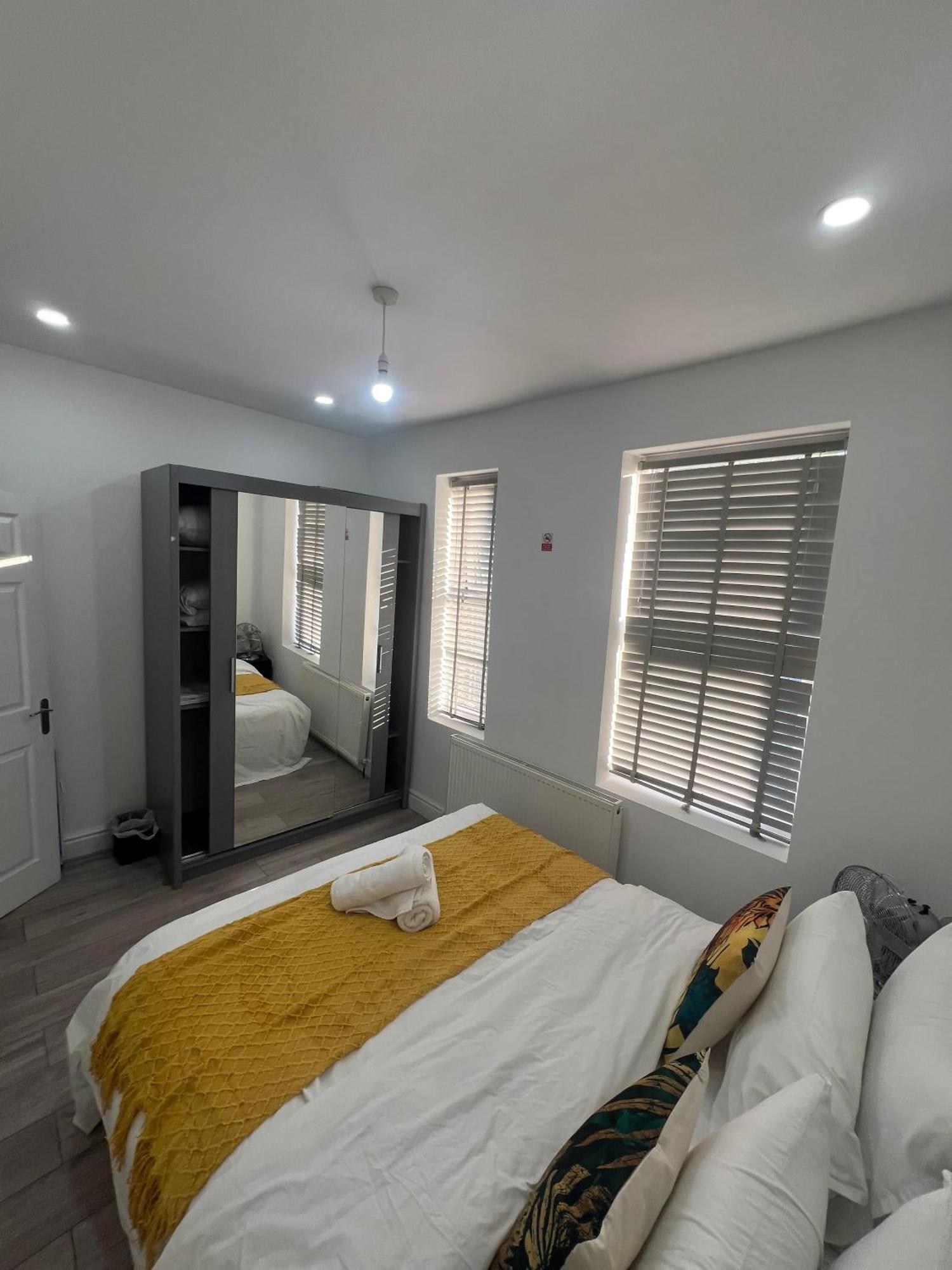 F4 Luxury Stays One Bed Apartment With Parking Ilford Exterior photo